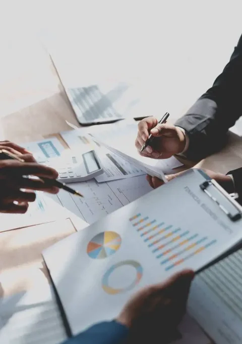 rsz_team-business-people-planning-at-a-meeting-busines-2023-03-24-20-37-23-utc